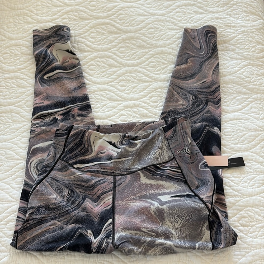 Victoria’s Secret patterned 7/8 Sweat on point leggings Size 10. NWT